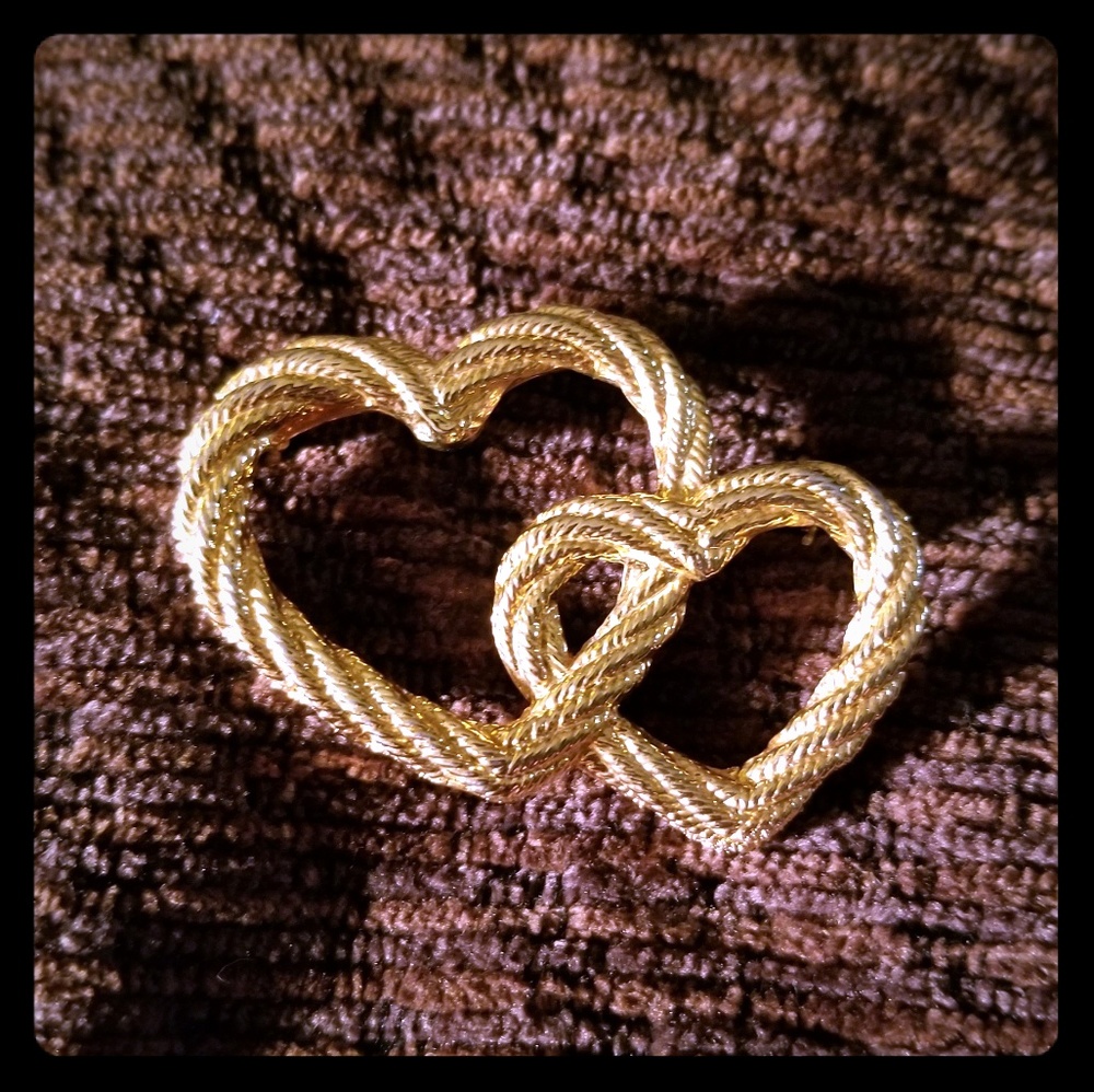 🌷Goldtone Heart Pin